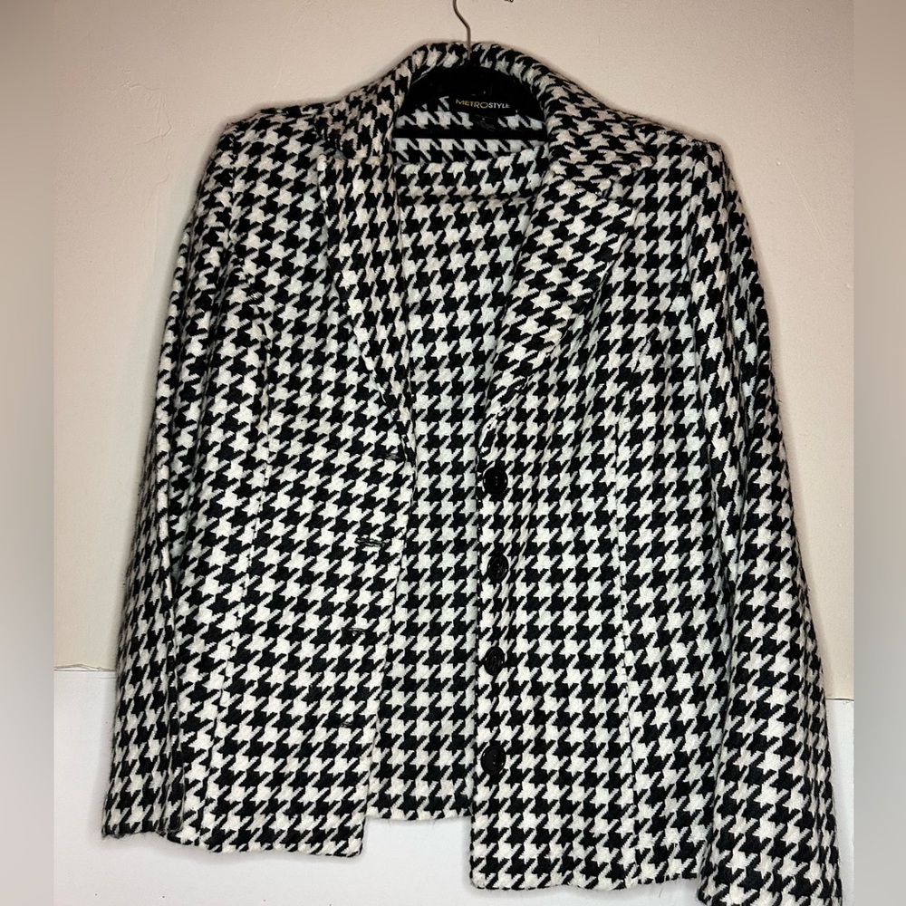 Metro style hounds two black-and-white woman’s two piece suit size 8